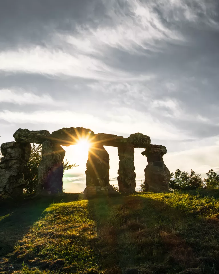 Sonnenstern scheint durch das Stonehenge Tiefenpoelz