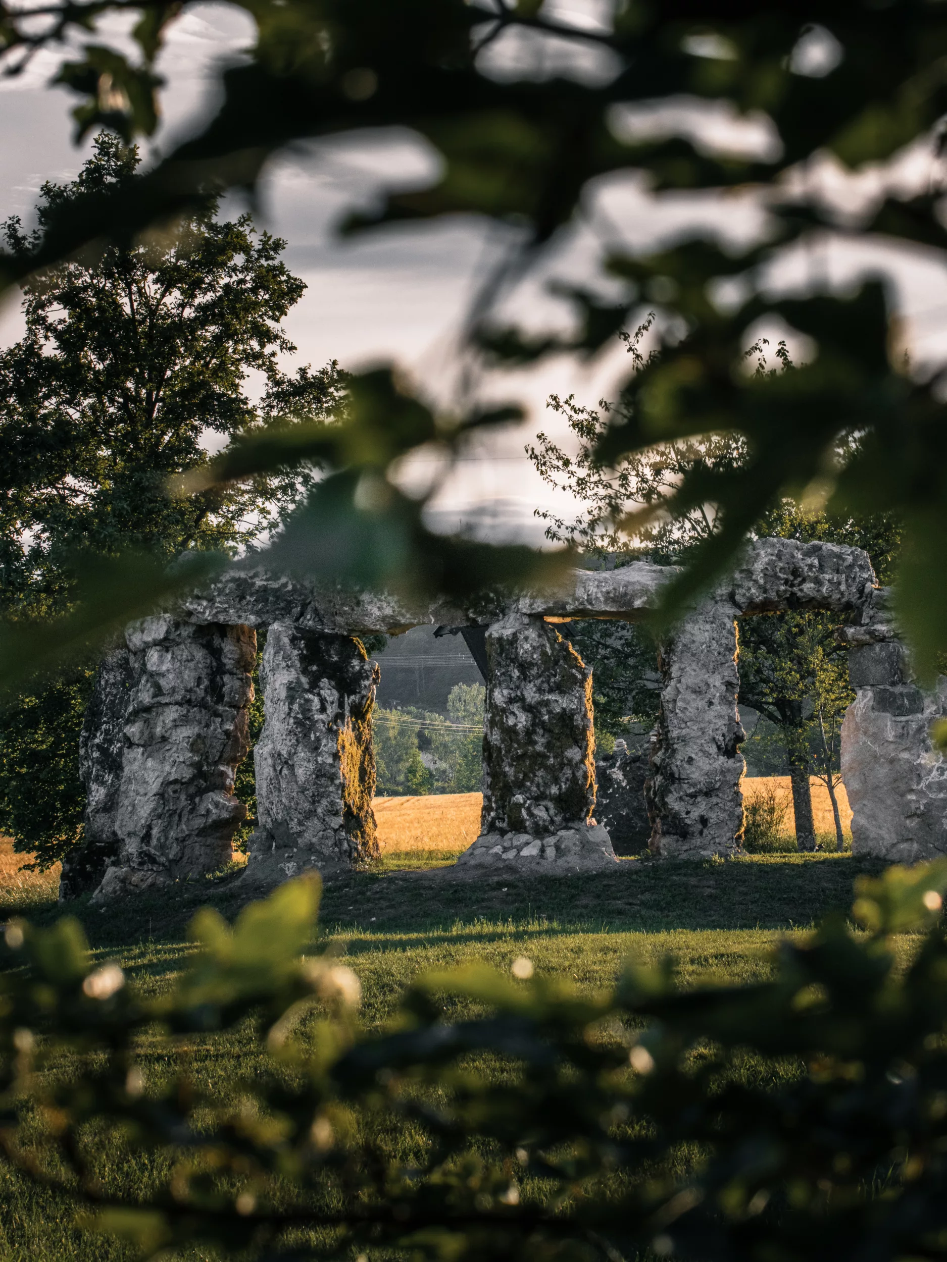 Blick auf das Stonehenge Tiefenpoelz durch die Bäume Blick auf das Stonehenge Tiefenpoelz durch die Bäume