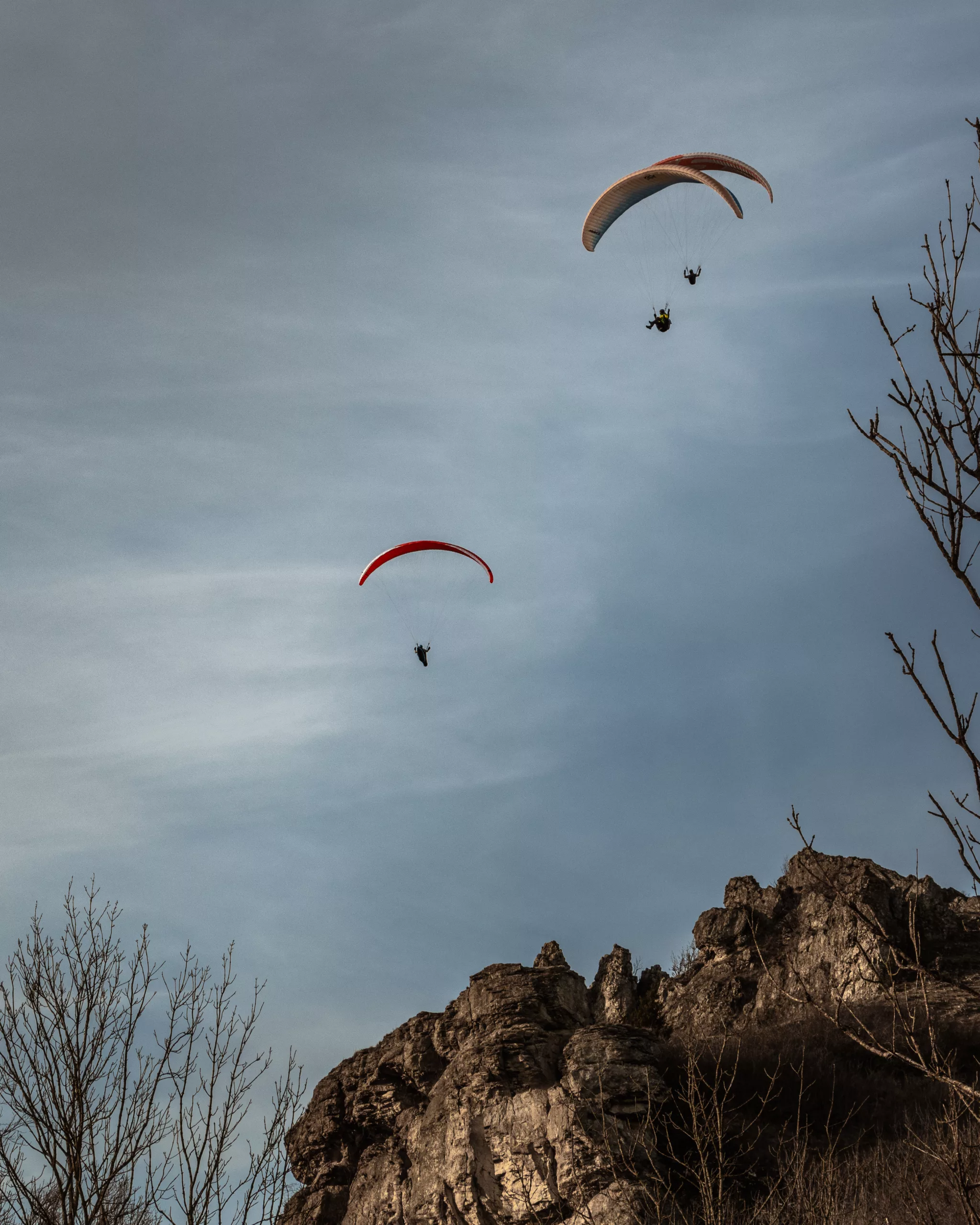 Gleitschirmflieger genießen die Aussicht am Walberla