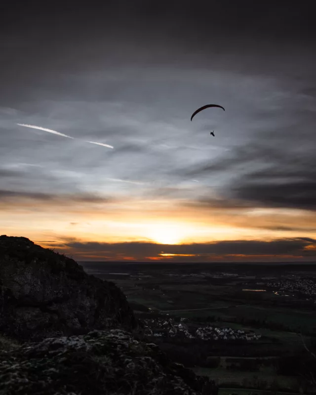 Gleitschirmflieger in der Abendsonne am Walberla