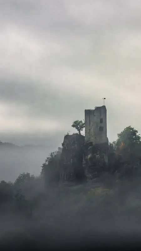 Die Burgruine Neideck (Streitberg) im Nebel Schönheit der Regionen: Die Burgruine Neideck (Streitberg) im Nebel