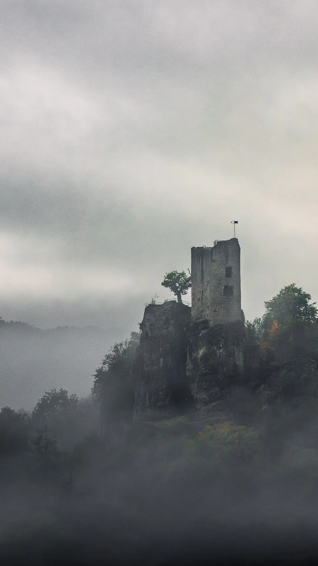 Die Burgruine Neideck (Streitberg) im Nebel