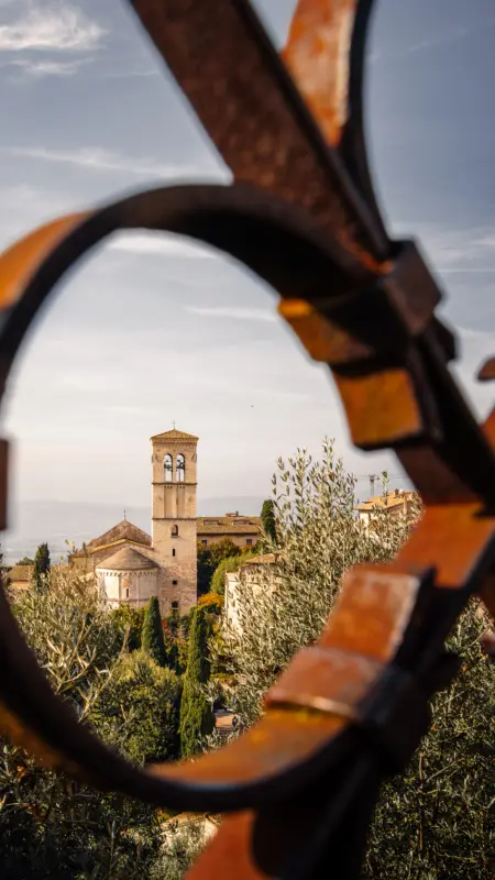 Blick auf Santa Maria Maggiore, Assisi (Italien) Outdoor-Fotograf unterwegs in Assisi, Italien