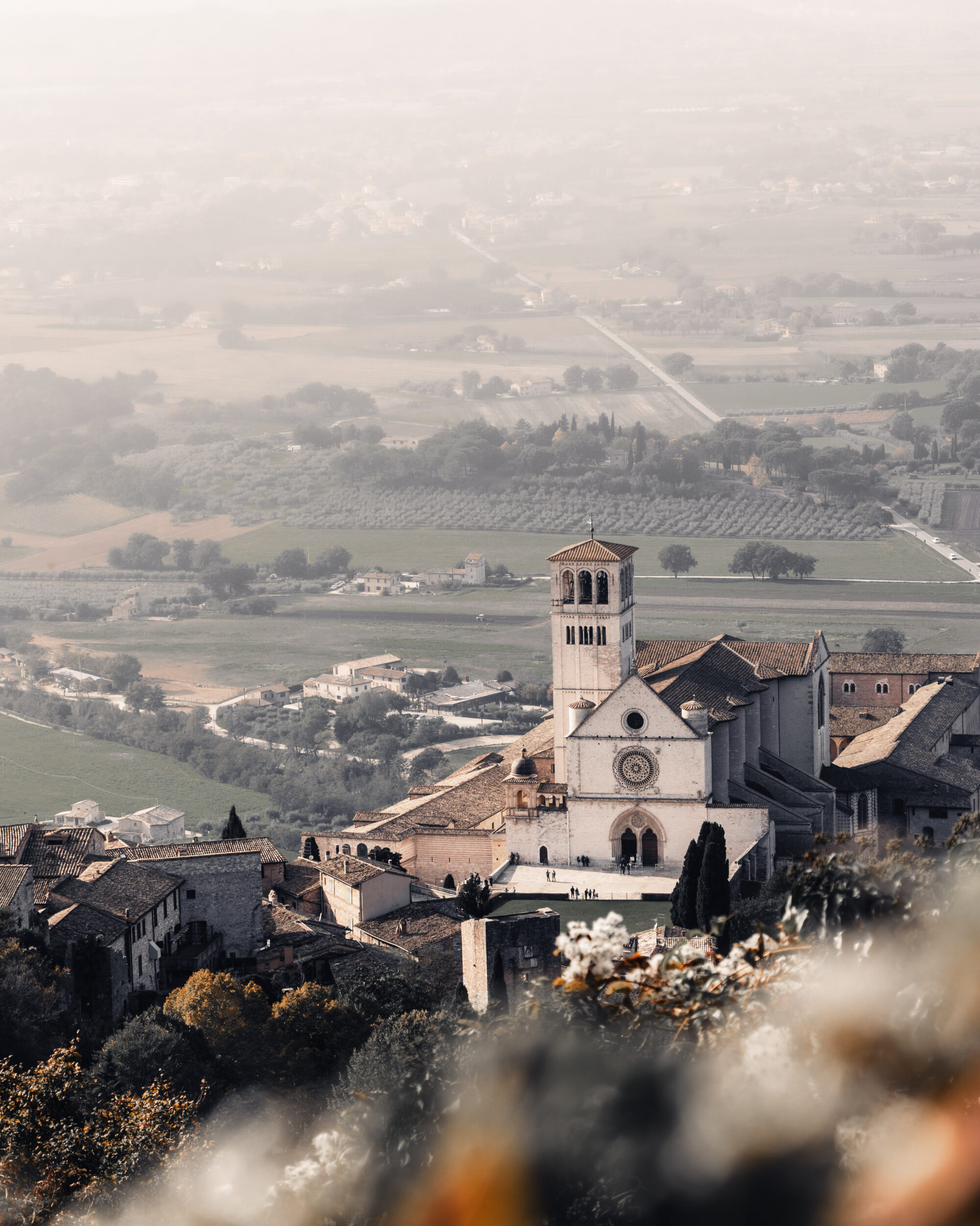 Blick auf die Basilika San Francesco in Assisi. Der Blick von oben ist immer eine Hilfe für gute Landschaftsfotos.