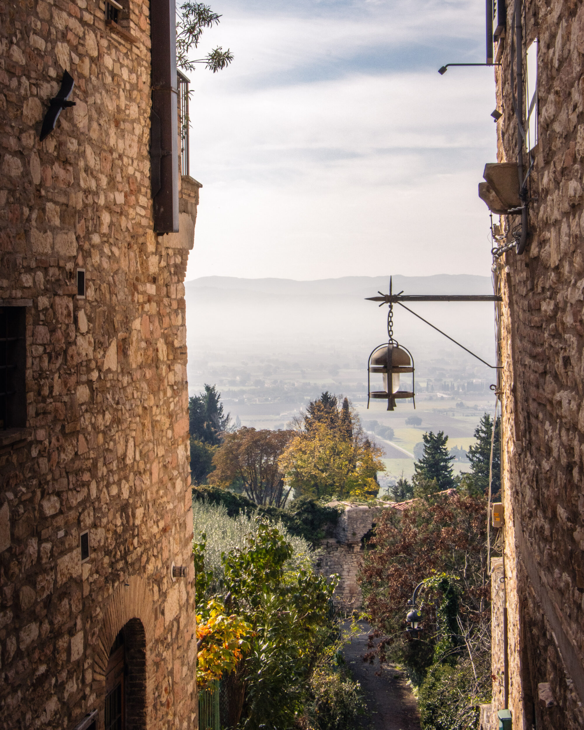 Die Gassen von Assisi mit Blick in das Tal