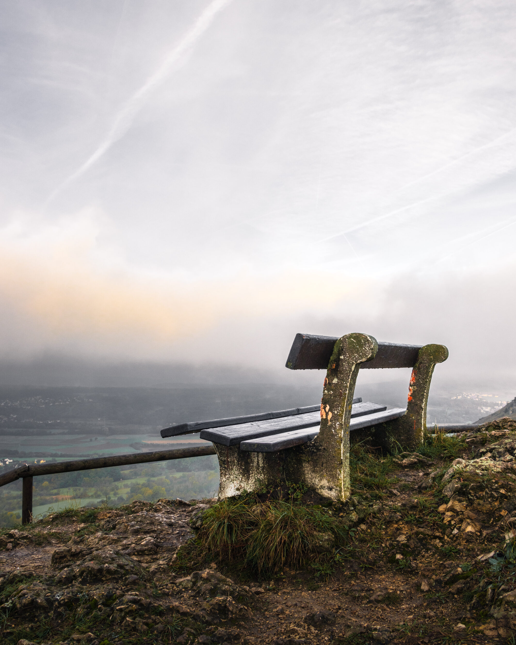 Landschaftsfoto mit einer Bank auf dem Walberla in der Fränkischen Schweiz