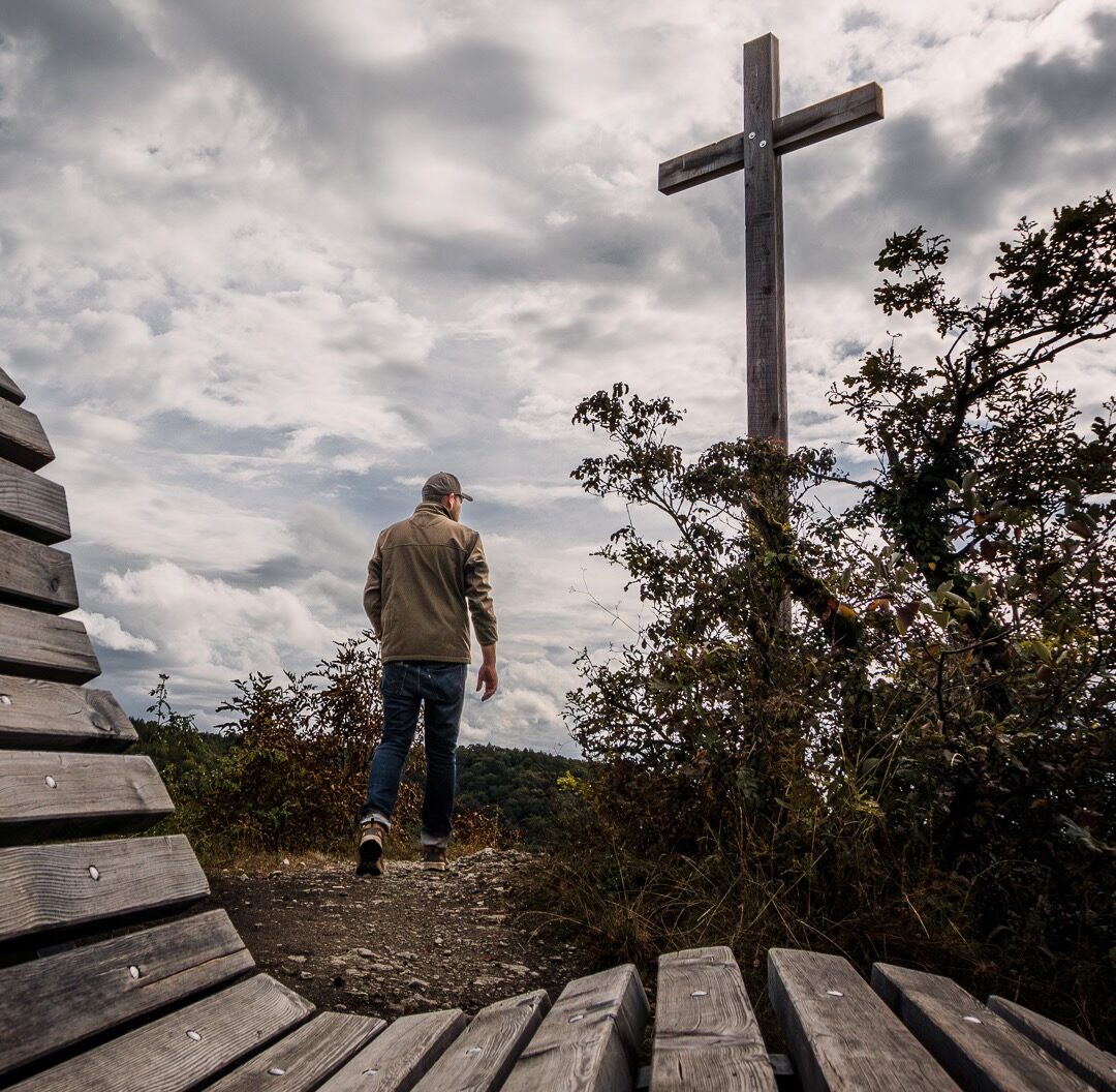Das Gipfelkreuz oben auf dem Schlüsselstein im Wiesenttal 