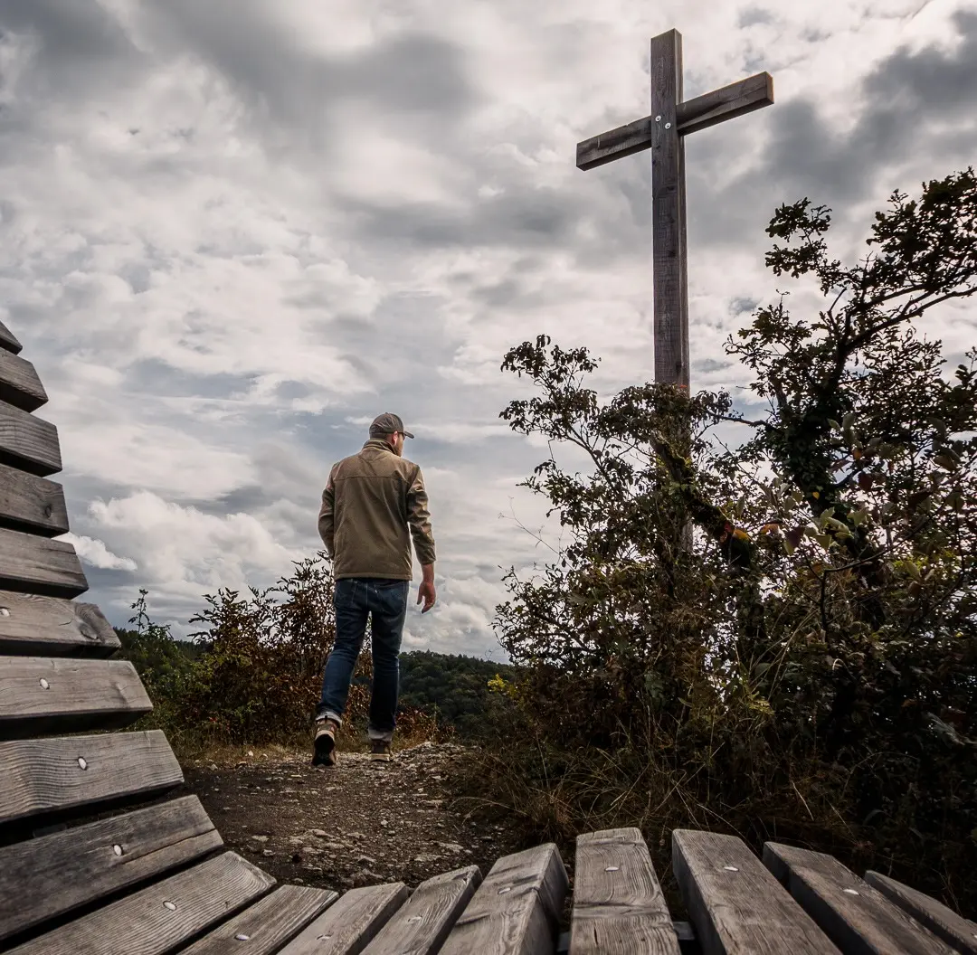 Das Gipfelkreuz oben auf dem Schlüsselstein im Wiesenttal 